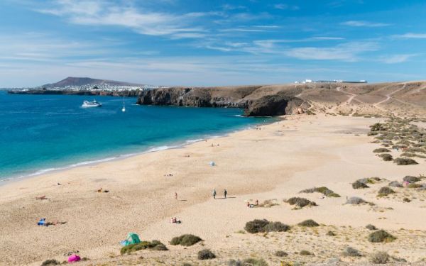 photo du sable dorée et de l’ eau turquoise sur la plage de Dorada à Lanzarote