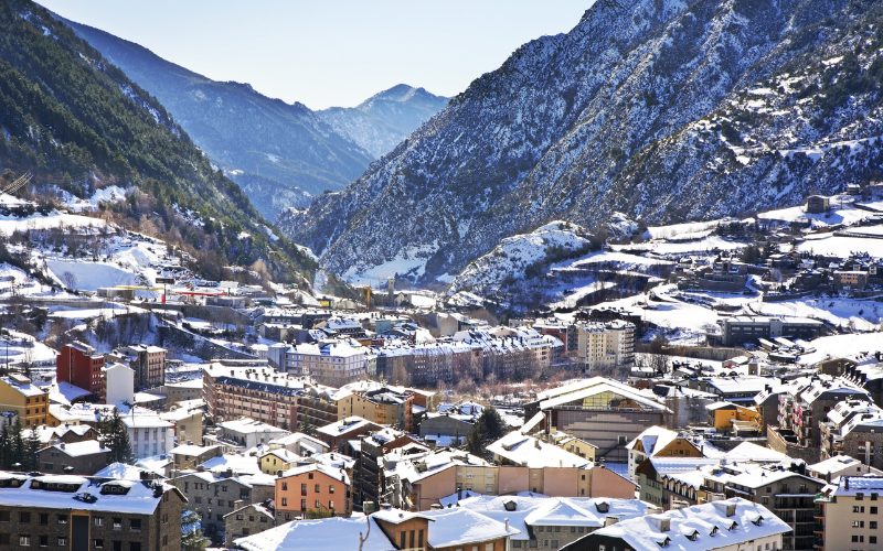 Vu sur une ville enneigé de Andorre