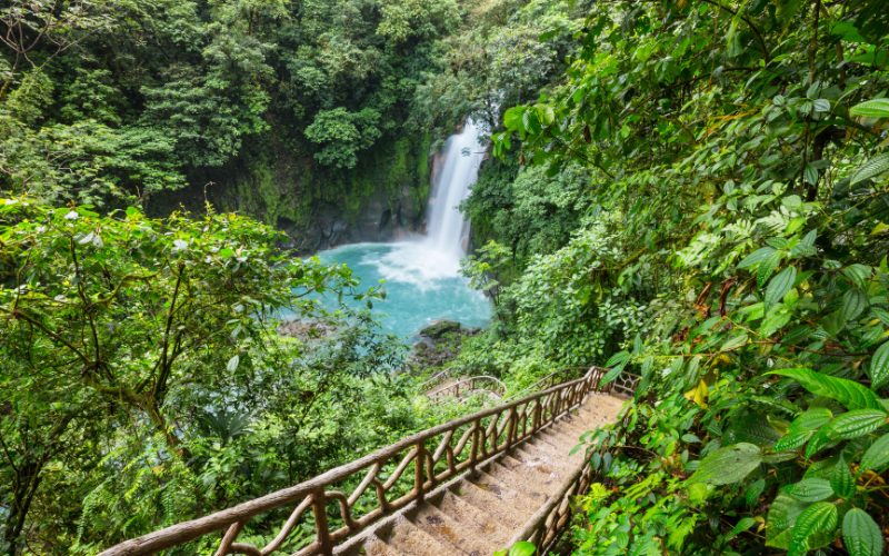 Vue sur cascades au Costa Rica, eau claire, jungle, forets tropicales